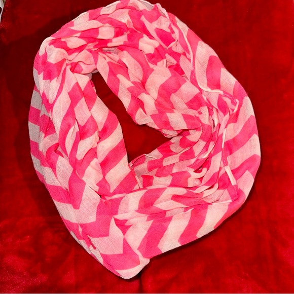 Accessories - Hot pink and white chevron scarf